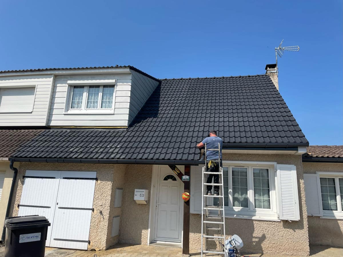 Artisan sur une toiture entrain de réparer une toiture