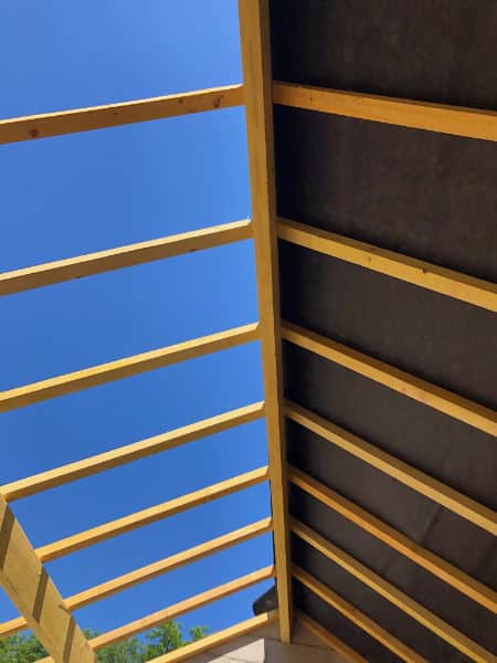 Vue sur une toiture pose de chevrons installation d'une charpente